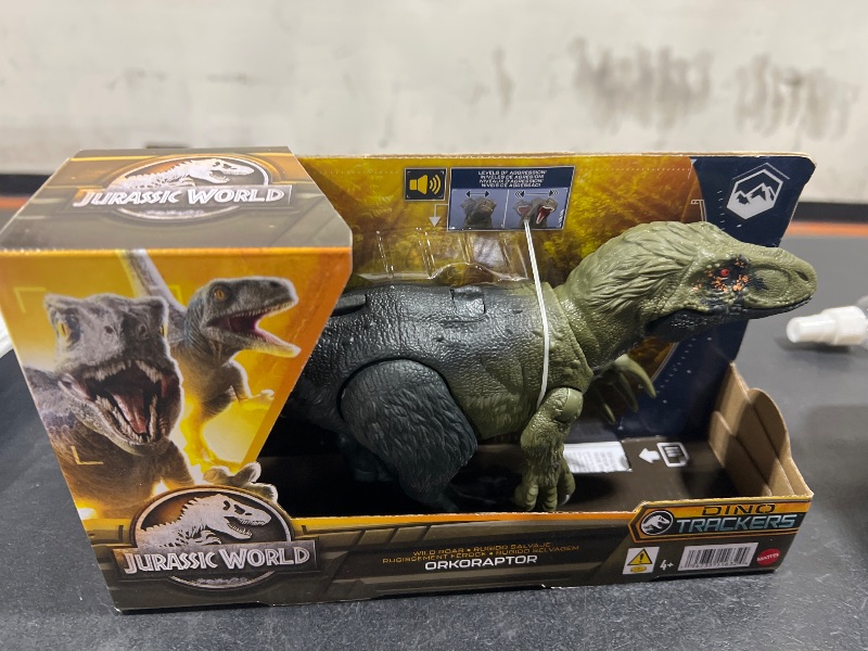 Photo 2 of Jurassic World Dino Trackers Wild Roar Orkoraptor Action Figure