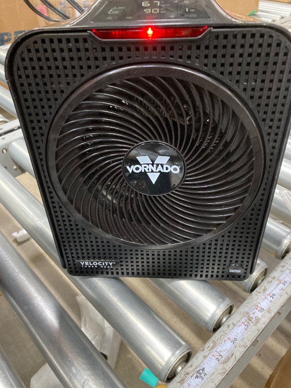 Photo 4 of ****FAN DOES NOT WORKI/PARTS ONLY****Vornado Forced Air Velocity 5 Whole Room 1500-Watt 5118 BTU Electric Space Fan Electric Heater Furnace, Black EH1-0161-06  ***(SOME SCUFFS/SCRATCHES)***