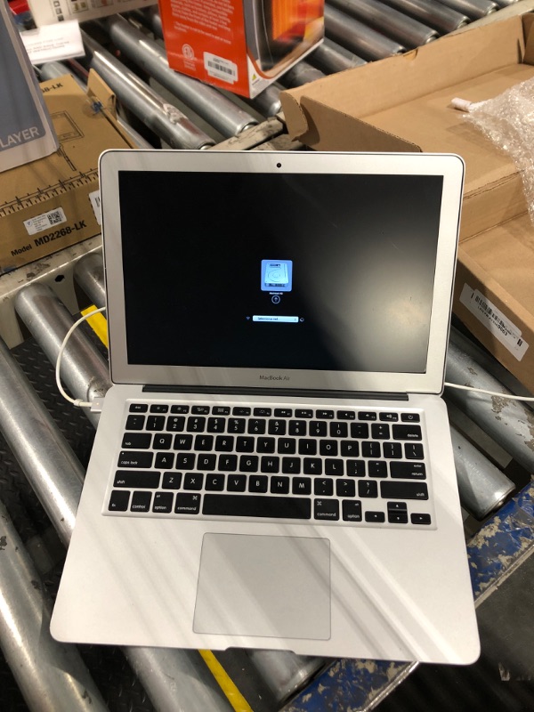 Photo 5 of Apple MacBook Air 13.3-inch MJVE2LL/A