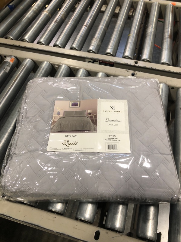 Photo 2 of ***BUNDLED BOX OF BED SHEETS, 10 BOXES OF 6pk ***
Sweet Home Collection Quilts Twin Size 2 Piece Set Vintage Pre Wash Oversized Reversible Pattern with Pillow Shams (Pack of 6), Bentley Silver