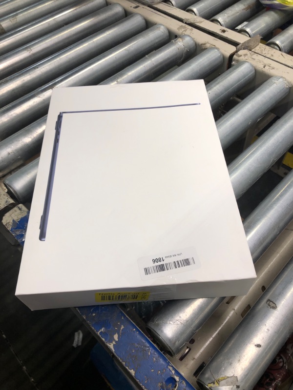Photo 1 of Apple 2022 MacBook Air Laptop with M2 chip: Built for Apple Intelligence
