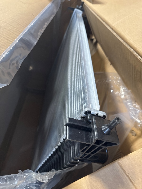 Photo 3 of ***USED***DNA Motoring OEM-RA-13200 1-Row OE Style Aluminum Cooling Radiator Compatible with 11-18 Durango/Grand Cherokee AT, 25-1/16" W X 20-9/16" H X 1" D, 1-1/2" Inlet, 1-1/2" Outlet