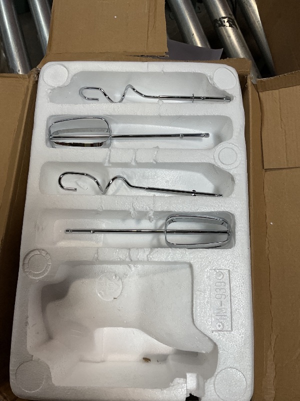 Photo 1 of *****FOR PARTS ONLY/ NON-FUNCTIONAL***** Hamilton Beach Classic Stand and Hand Mixer, 4 Quarts, 6 Speeds with QuickBurst, Bowl Rest, 290 Watts Peak Power, White (64655)