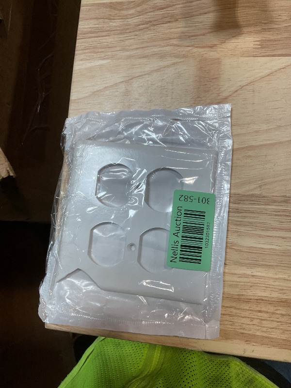 Photo 1 of ***BROKEN CORNER*** Leviton 2-Gang Duplex Device Receptacle Wallplate, Standard Size, Thermoset, Device Mount, 88016, White