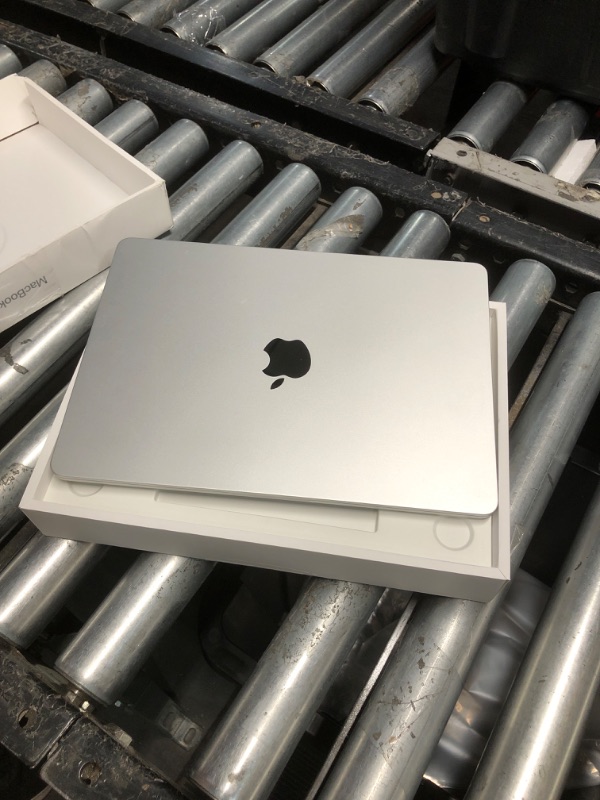 Photo 8 of ***IT NEEDS TO BE RESET***Apple 2024 MacBook Air 13-inch Laptop with M3 chip: Built for Apple Intelligence, 13.6-inch Liquid Retina Display, 24GB Unified Memory, 512GB SSD Storage, Backlit Keyboard, Touch ID; Silver