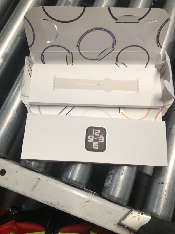 Photo 3 of ***FACTORY SEALED*** Apple Watch SE (2nd Gen) [GPS 40mm] Smartwatch with Starlight Aluminium Case with Starlight Sport Band M/L. Fitness and Sleep Trackers, Crash Detection, Heart Rate Monitor, Retina Display