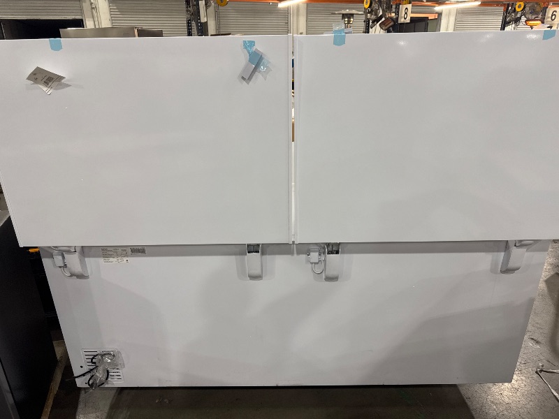 Photo 3 of *MINOR DENT AT THE BOTTOM LEFT CORNER* 79.13 in. 21 cu.ft. Convertible Freezer, Manual Defrost Chest Freezer With Dual Chambers, Garage Ready in White


