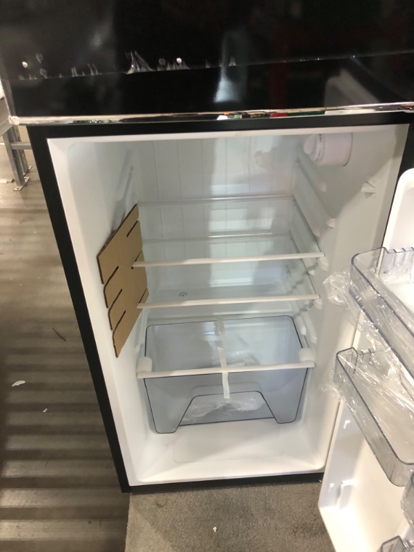 Photo 5 of *****not fully tested*** UNKNOWN TO ANY MISSING PARTS 
TESTED / MAY BE MISSING ATTACHMENTS
Galanz GLR46TBKER Retro Compact Refrigerator with Freezer Mini Fridge with Dual Door, Adjustable Mechanical Thermostat, 4.6 Cu Ft, Black