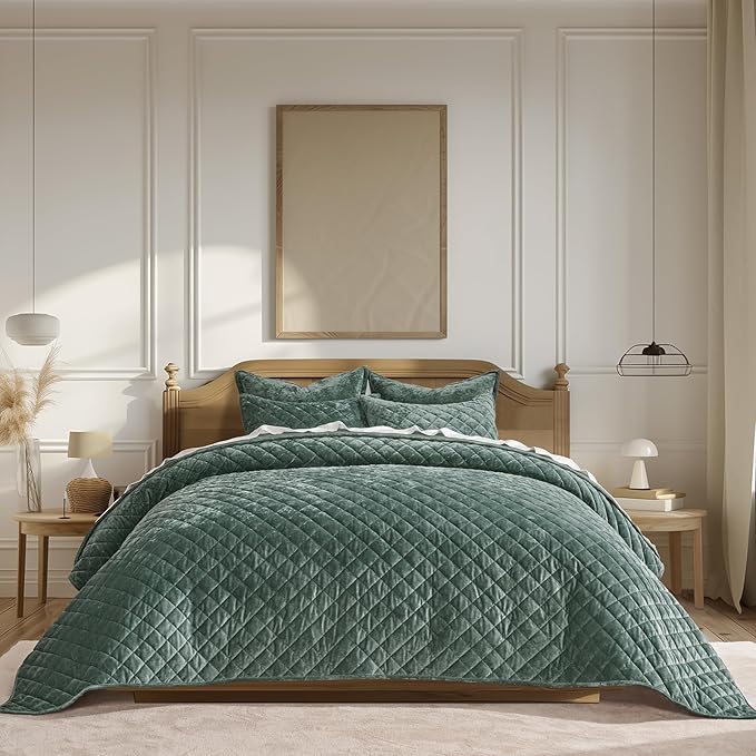 Photo 1 of EVERGRACE Luxury Velvet Quilt Set King Size, Diamond Quilted Lightweight Velvet Comforter for All Season, Ultra Soft Oversized Bedspread Coverlet Bedding Set with 2 Pillow Shams, Dark Green