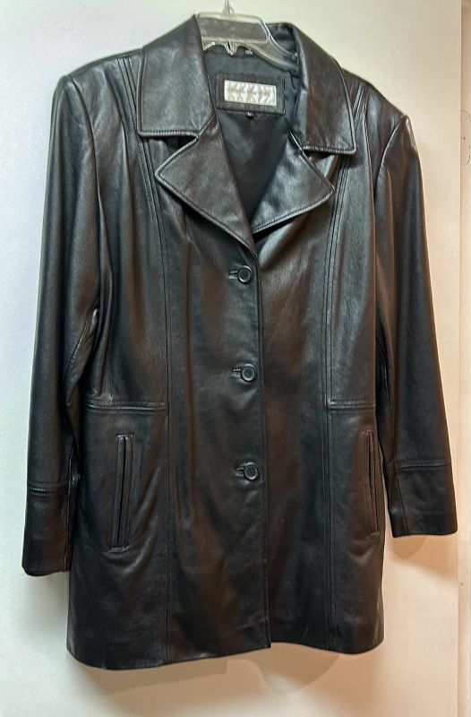 Photo 1 of WOMEN’S JONES OF NEW YORK LEATHER JACKET SIZE LARGE.