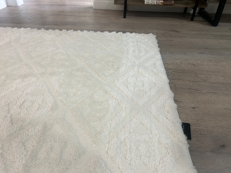 Photo 3 of TAHARI 5’2” x 7’ CREAM PRISCILLA CARPET