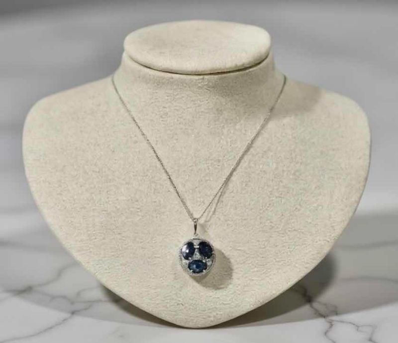 Photo 1 of STERLING SILVER W NATURAL TANZANITE ZOISITE (3 PCS) APPROX 3.82 CTW OVAL FACETED PENDANT AND NATURAL DIAMOND 0.28 CTW GGA CERTIFIED -NK017297