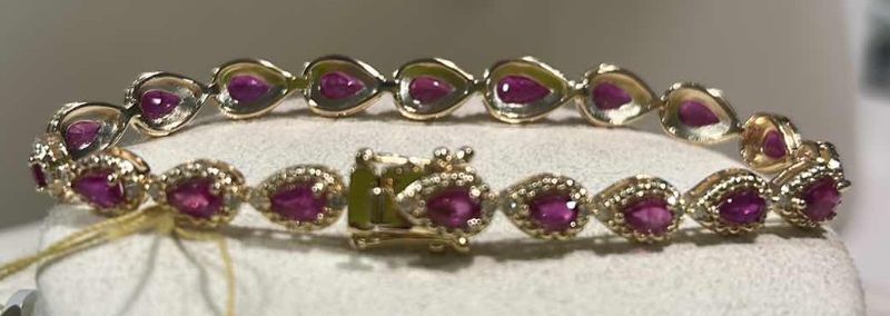 Photo 1 of 925 STERLING SILVER W GOLD OVERLAY RUBY CORUNDUM & DIAMOND BRACELET
19 RUBIES APPROX 7.14 CTW AND DIAMONDS APPROX 0.44 CTW
GGA CERTIFIED -BR009105