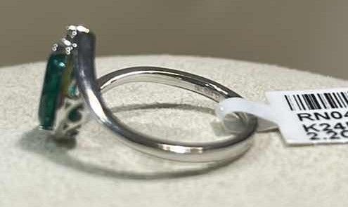 Photo 1 of 925 STERLING SILVER EMERALD BERYL & DIAMOND RING
EMERALD APPROX 1.27 CTW AND DIAMOND 0.02 CTW
GGA CERTIFIED (EST SIZE 8) -RN040652