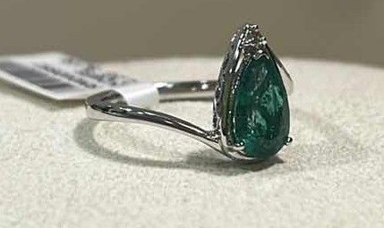 Photo 1 of 925 STERLING SILVER EMERALD BERYL & DIAMOND RING
EMERALD APPROX 1.27 CTW AND DIAMOND 0.02 CTW
GGA CERTIFIED (EST SIZE 8) -RN040652