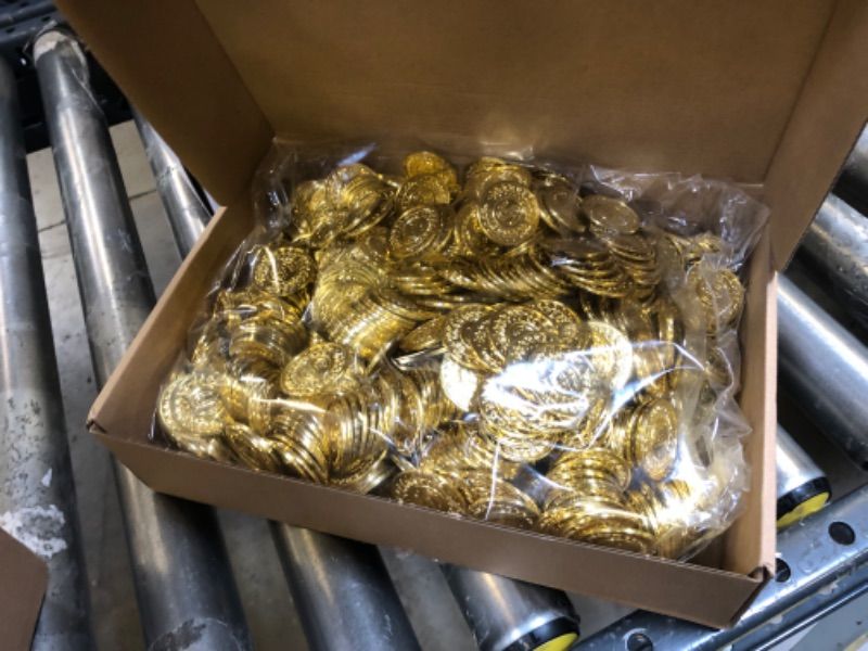 Photo 2 of 1000 Pcs Pirate Gold Coins Plastic Treasure Coins Play Toy Coins Fake St. Patricks Coin for Pirate Party Favors Supplies Treasure Hunt Game Teachers Classroom Reward