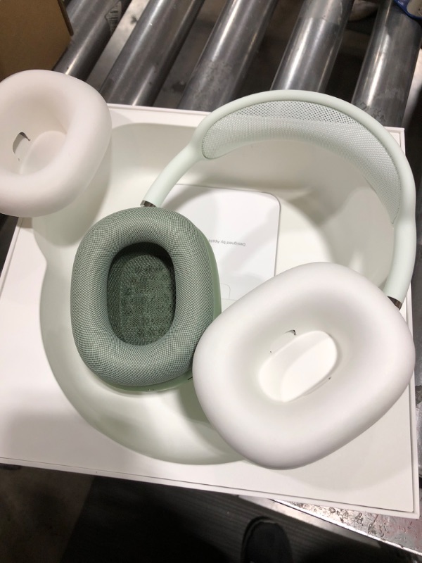 Photo 1 of Apple AirPods Max (Green)