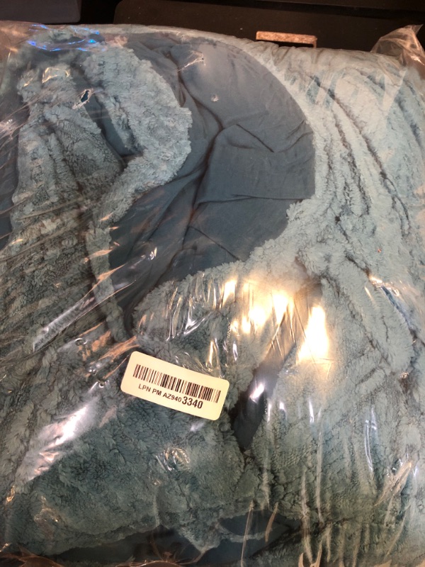 View 2 of Homelike Moment Fleece Comforter Set Twin Blue, 2 Pieces Soft Fluffy Comforters Twin XL Size Thick Warm Bed Comforter with Sham for Winter, 3D Tufted Fuzzy Velvet Bedding Set(68x90in, Teal Blue)