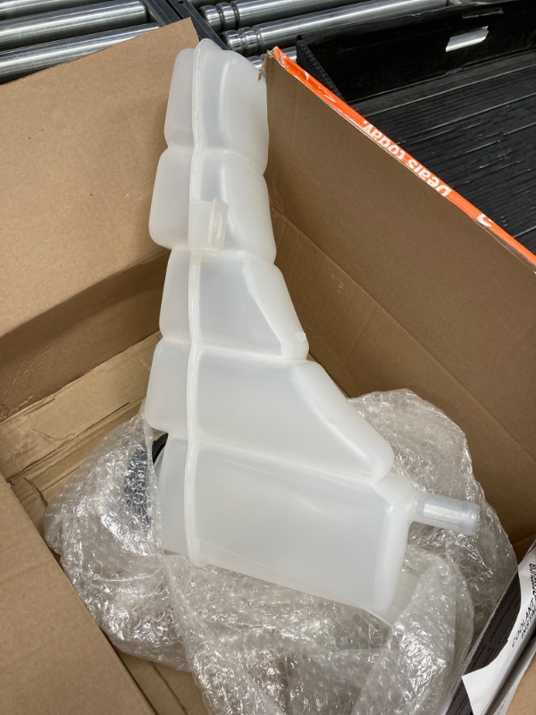 Photo 2 of  Coolant Reservoir Bottle Coolant Overflow Tank Fits For 2000-2005 For Ford Excursion 1999-2004 For Ford For F-250 Super Duty 1999-2004 For Ford For F-350 Super Duty