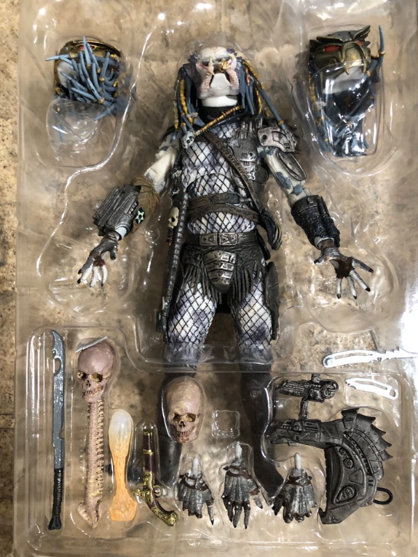 Photo 4 of **ONE KNIFE IS BROKEN**
NECA - Predator 2 - Elder Predator Ultimate 7" Action Figure