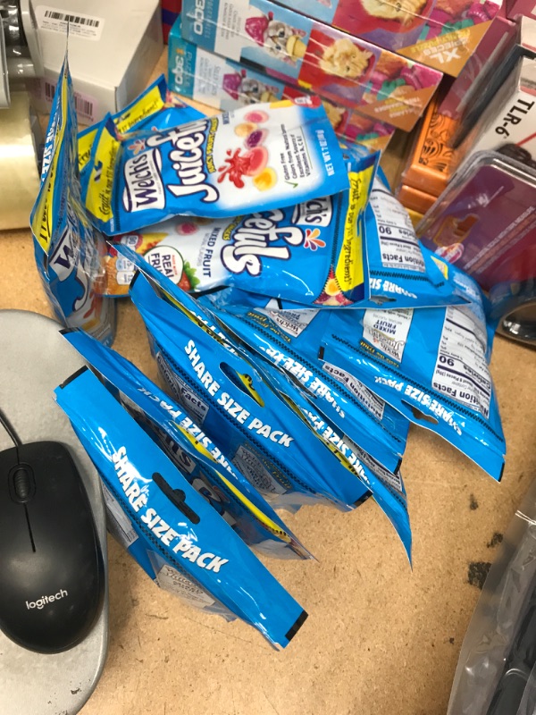 Photo 1 of 12 PACK Welch's Juicefuls Juicy Fruit Snacks