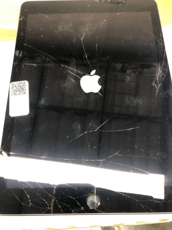 Photo 4 of 2018 Apple iPad (WiFi, 128GB) Space Gray (Renewed)-----CRACKED SCREEN ---SOLD AS IS ---NO REFUND----