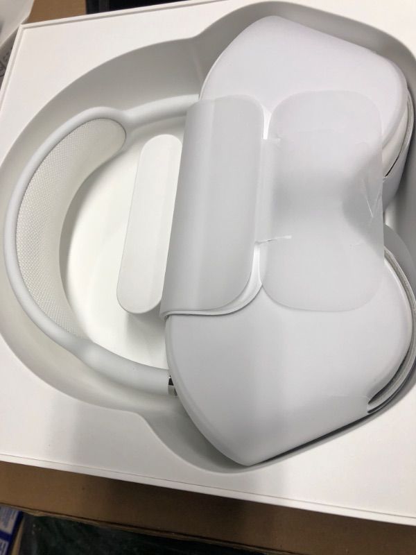 Photo 2 of Apple AirPods Max CASE INCLUDED-------SN--H0YMK7R5P3WC
