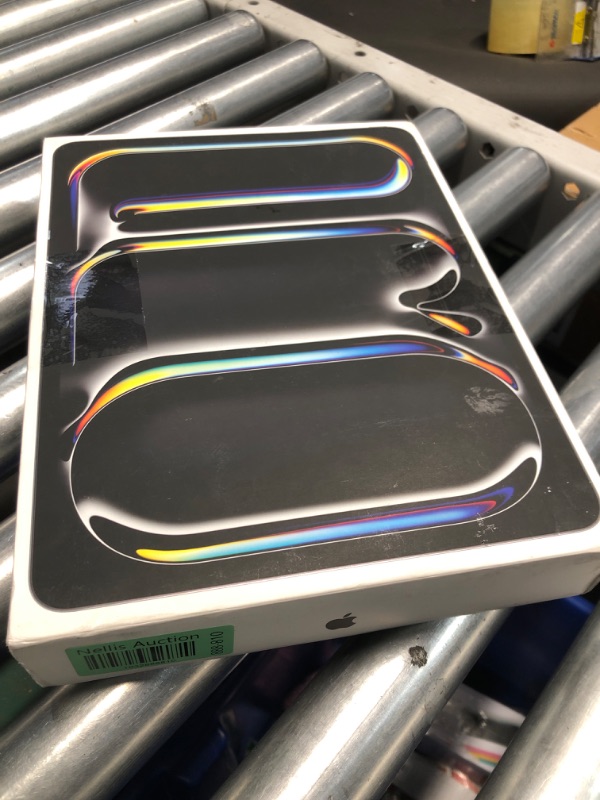 Photo 1 of Apple iPad Pro 13-Inch (M4): Ultra Retina XDR display