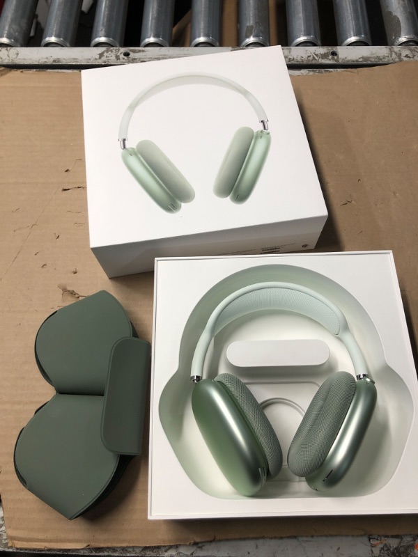 Photo 2 of **READ NOTES**
Apple AirPods Max (Green)