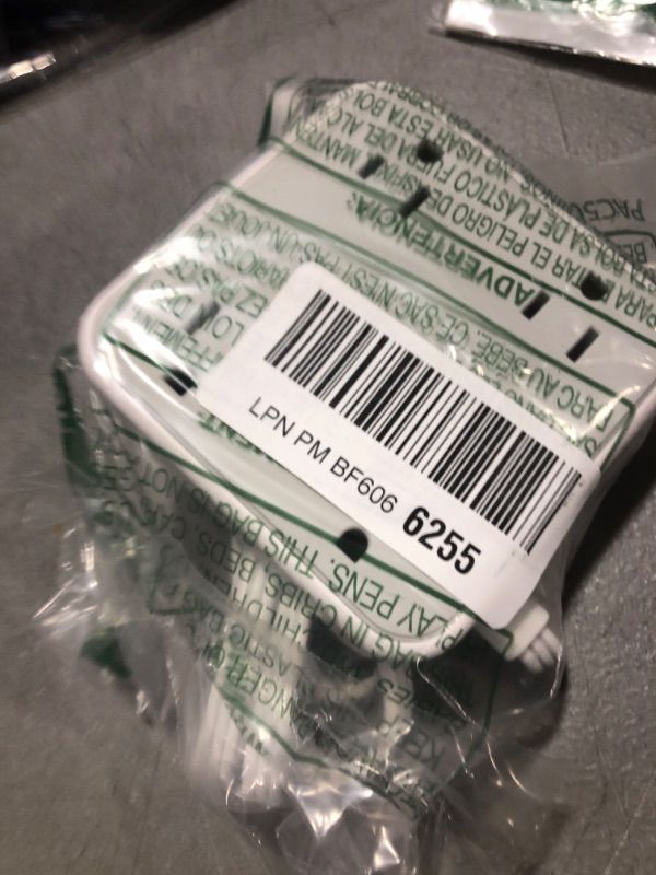 Photo 1 of Flat Plug Surge Protector Power Strip