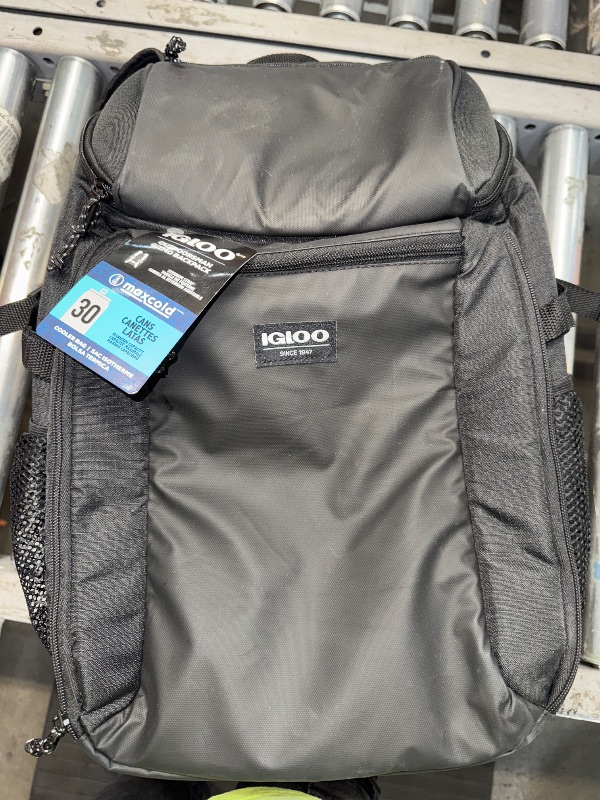 Photo 2 of *DIRTY***Igloo Lightweight Maxcold Insulated Gizmo 30-Can Backpack Cooler, Black