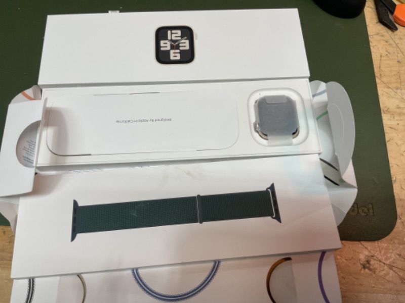 Photo 4 of (NEEDS TO BE RESET) Apple Watch SE (2nd Gen) [GPS 40mm] Smartwatch with Aluminum Case with Starlight Sport Loop. Fitness and Sleep Tracker