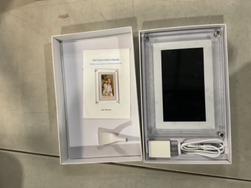 Photo 2 of 7-inch Digital Picture Frame,Acrylic Video Frame with Auto Rotate Playback, 2GB Internal Memory and 1500mAh Battery, Supports 1024 * 600 Resolution, Ideal Desktop Decorations