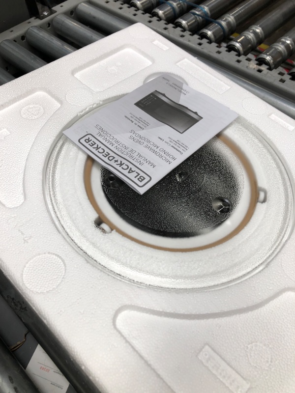 Photo 3 of ***USED - SCRATCHED AND DIRTY - LIKELY MISSING PARTS - UNABLE TO VERIFY FUNCTIONALITY - SEE PICTURES***
BLACK+DECKER EM031MB11 Digital Microwave Oven with Turntable Push-Button Door