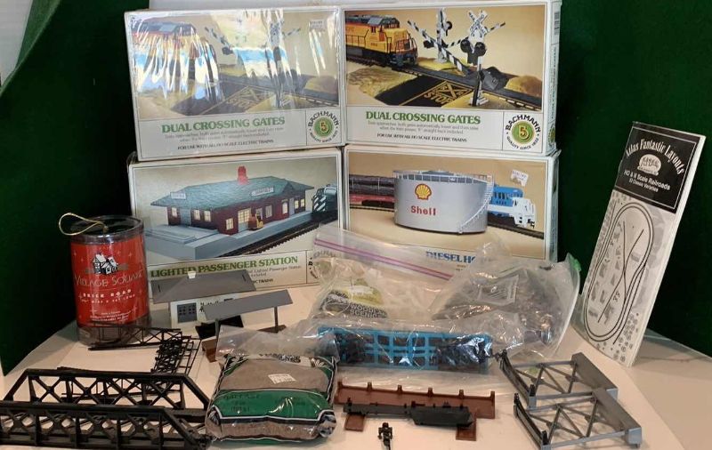 Photo 1 of HO TRAIN DIORAMA PARTS AND PIECES