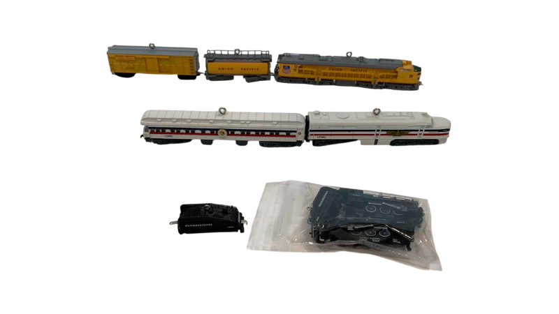Photo 1 of MINIATURE LIONEL TRAIN SETS