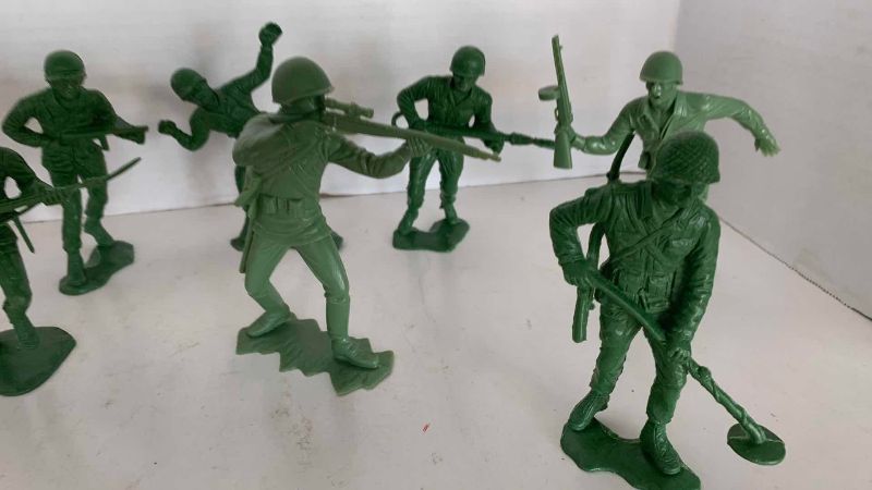 Photo 1 of 8-VINTAGE 1960’S LOUIS MARX WORLD WAR 2 MARINES AND ANOTHER BRANDS SOLDIERS 