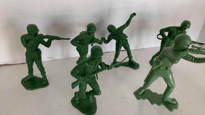 Photo 1 of 8-VINTAGE 1960’S LOUIS MARX WORLD WAR 2 MARINES AND ANOTHER BRANDS SOLDIERS 