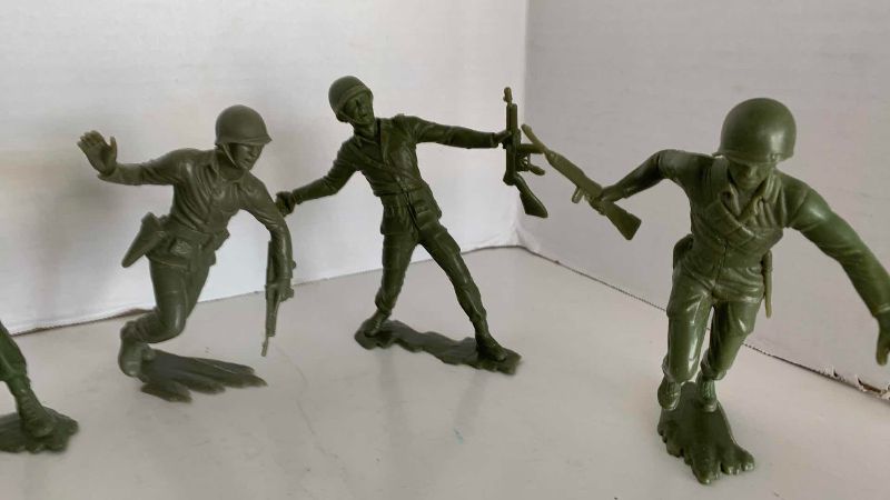 Photo 1 of 6-VINTAGE 1960’S TOY WORLD WAR 2 MARINES