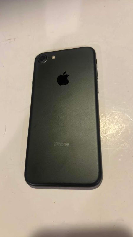 Photo 1 of IPHONE 7 POWERS UP