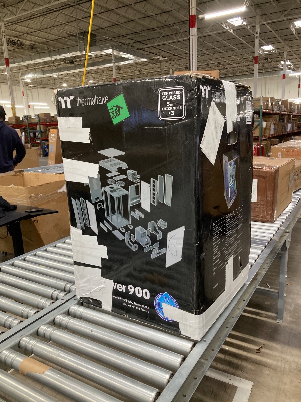 Photo 1 of Thermaltake Tower 900 Snow Edition Tempered Glass Fully Modular E-ATX Vertical Super Tower Computer Chassis CA-1H1-00F6WN-00