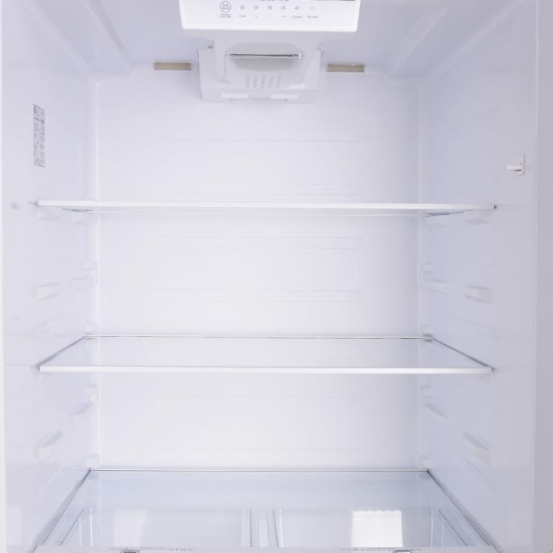 Photo 2 of == it is broken==Kenmore 33 in. 20.5 cu. ft. Capacity Refrigerator/Freezer with Full-Width Adjustable Glass Shelving, Humidity Control Crispers, ENERGY STAR Certified, Fingerprint Resistant Stainless Steel