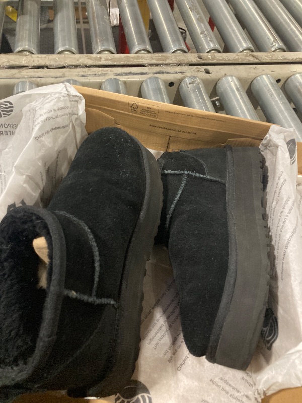 Photo 1 of ***USED***MINOR DAMAGE SEE PIC ***UGG Unisex-Child Classic Ultra Mini Platform Boot, Black, 4 Big Kid