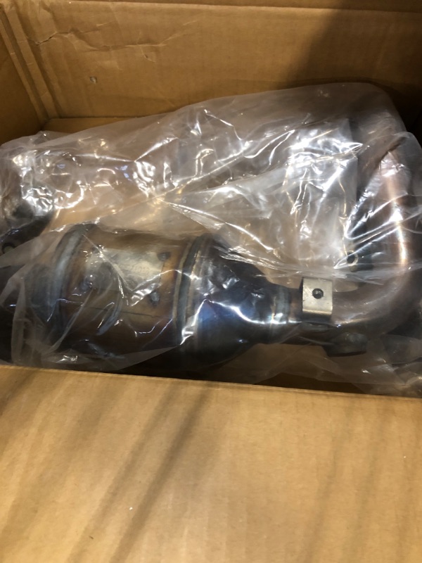 Photo 1 of       ***MISSING PARTS***
SAROTIN Catalytic Converter Compatible with 2004-2007 Toyota Highlander, 2004-2006 Toyota Sienna 3.3L, 2004-2006 Lexus RX330 3.3L FWD Only Driver Side(EPA Compliant)