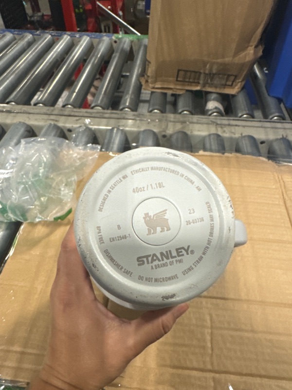 Photo 1 of ***parte inferior del vaso danada***Stanley Quencher H2.0 FlowState Stainless Steel Vacuum Insulated Tumbler with Lid and Straw for Water, Iced Tea or Coffee, Smoothie and More, Fog, 40 oz