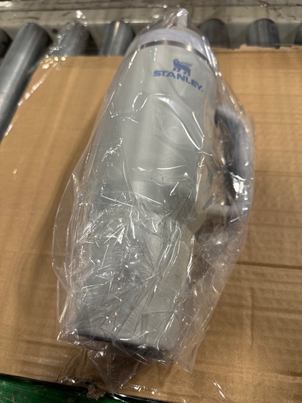Photo 1 of ***parte inferior del vaso danada***Stanley Quencher H2.0 FlowState Stainless Steel Vacuum Insulated Tumbler with Lid and Straw for Water, Iced Tea or Coffee, Smoothie and More, Fog, 40 oz