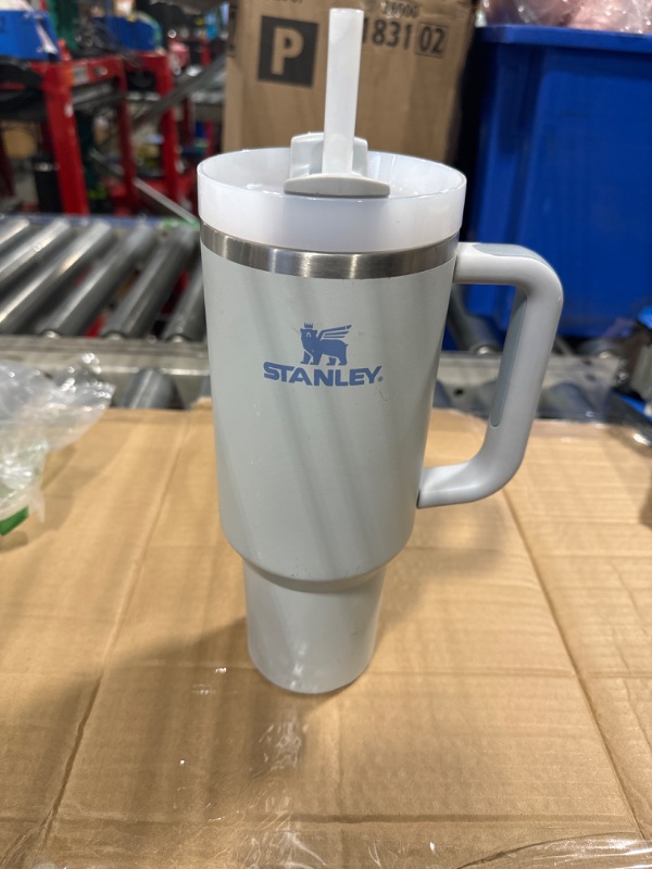 Photo 1 of ***parte inferior del vaso danada***Stanley Quencher H2.0 FlowState Stainless Steel Vacuum Insulated Tumbler with Lid and Straw for Water, Iced Tea or Coffee, Smoothie and More, Fog, 40 oz
