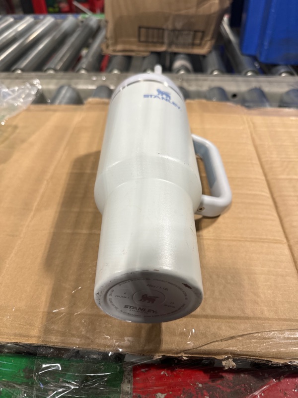 Photo 1 of ***parte inferior del vaso danada***Stanley Quencher H2.0 FlowState Stainless Steel Vacuum Insulated Tumbler with Lid and Straw for Water, Iced Tea or Coffee, Smoothie and More, Fog, 40 oz
