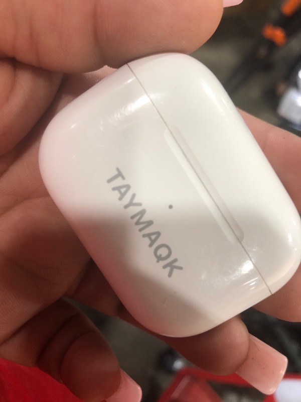 Photo 3 of AirPods Pro (2nd generation) with MagSafe Charging Case (USB?C)
