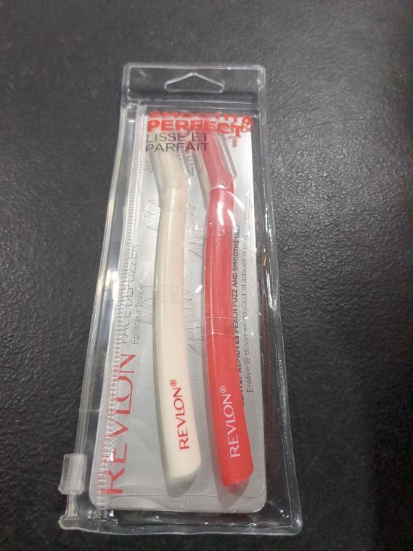 Photo 2 of Revlon High Precision Hair Removal and Dermaplaning Face Defuzzer Blade - 2ct